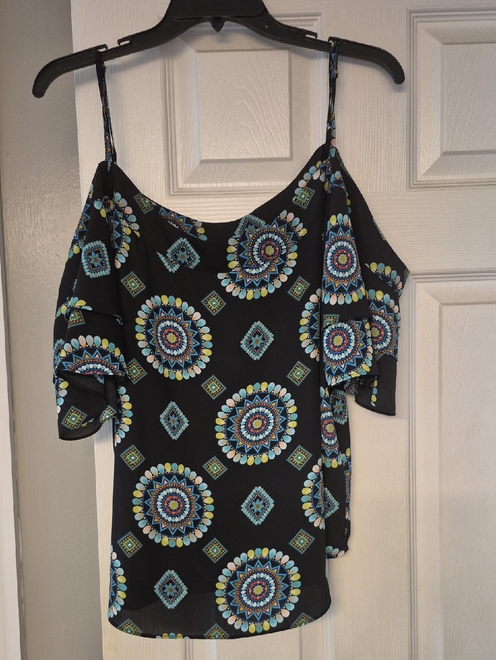 New York & Company Black Cold-Shoulder Medallion Print Tank
